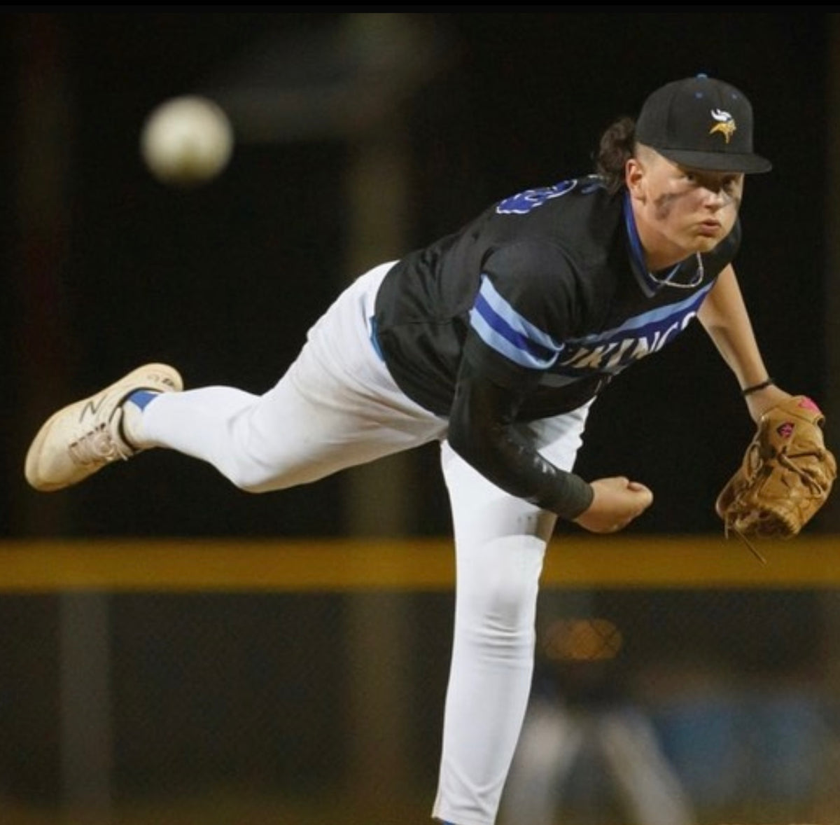 baseball pitcher throwing with kinetic arm in game